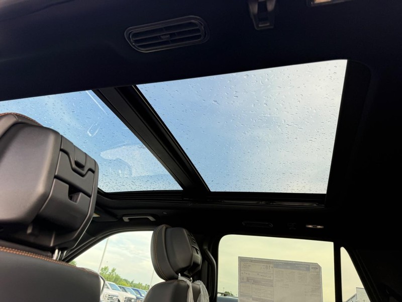 Ford Expedition Vehicle Full-screen Gallery Image 7