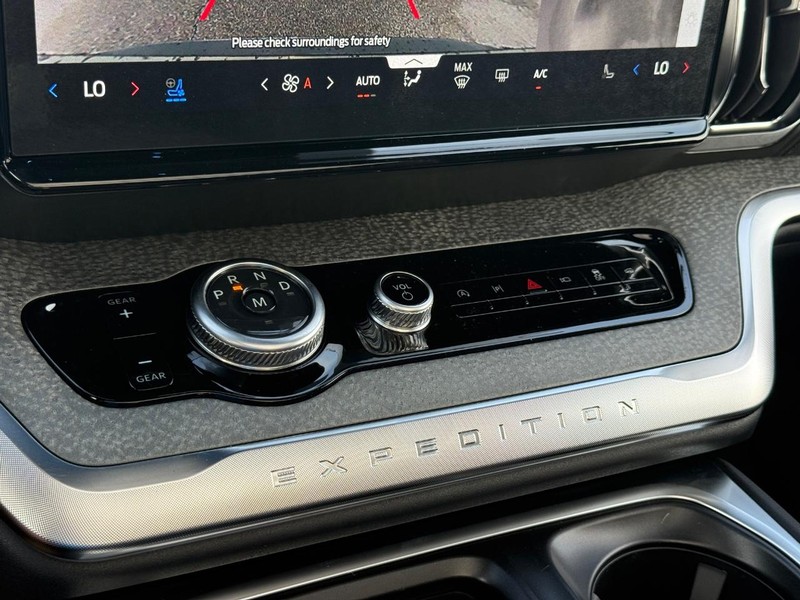 Ford Expedition Vehicle Full-screen Gallery Image 16