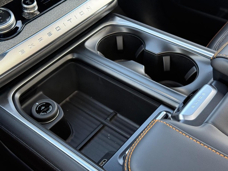 Ford Expedition Vehicle Full-screen Gallery Image 17