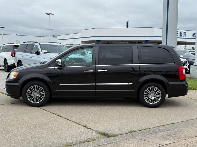 Chrysler Town & Country Vehicle Full-screen Gallery Image 02