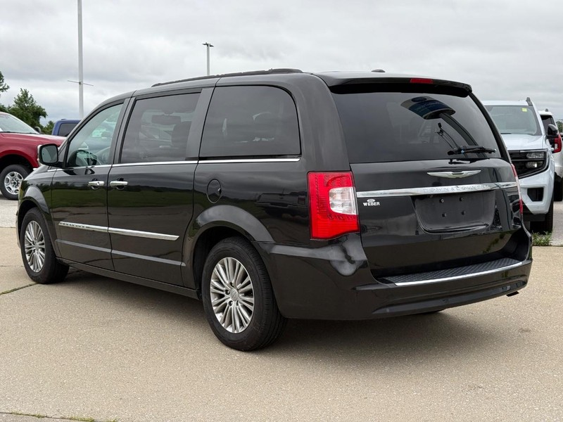 Chrysler Town & Country Vehicle Full-screen Gallery Image 03