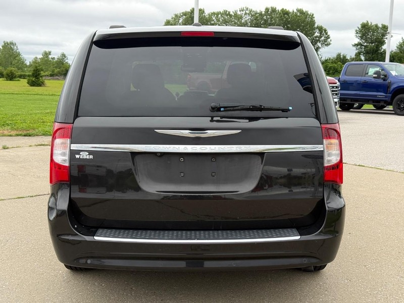 Chrysler Town & Country Vehicle Full-screen Gallery Image 04