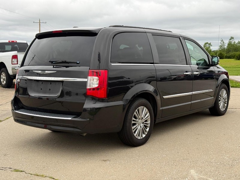 Chrysler Town & Country Vehicle Full-screen Gallery Image 05