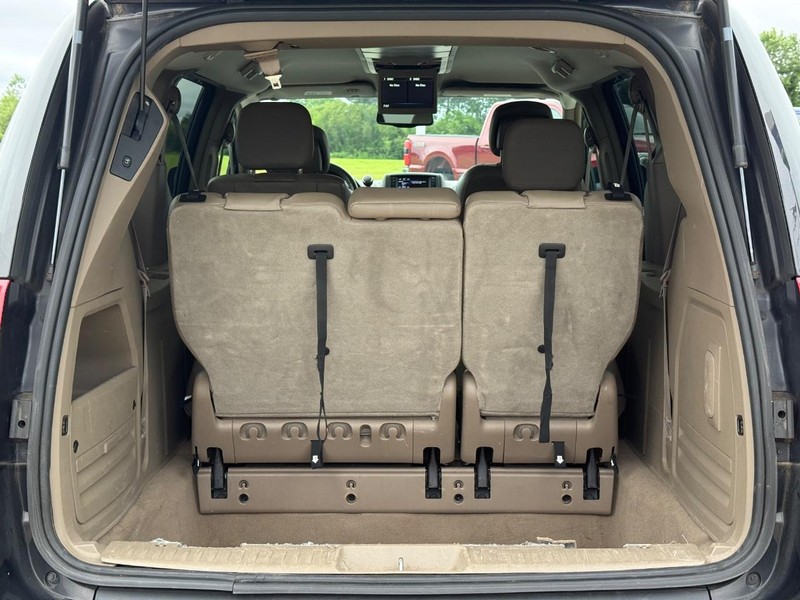 Chrysler Town & Country Vehicle Full-screen Gallery Image 06