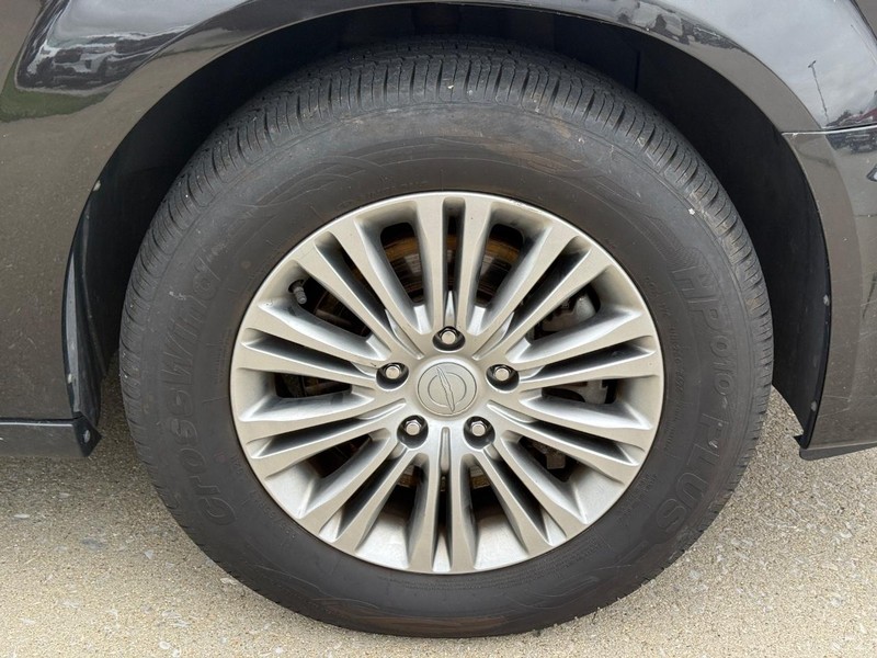 Chrysler Town & Country Vehicle Full-screen Gallery Image 07