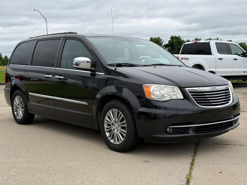 Chrysler Town & Country Vehicle Full-screen Gallery Image 08