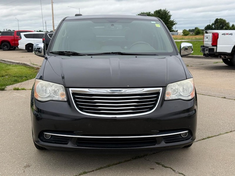 Chrysler Town & Country Vehicle Full-screen Gallery Image 09