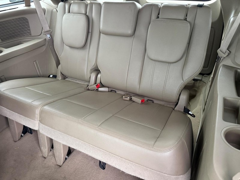 Chrysler Town & Country Vehicle Full-screen Gallery Image 10
