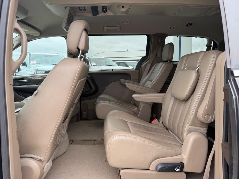 Chrysler Town & Country Vehicle Full-screen Gallery Image 11