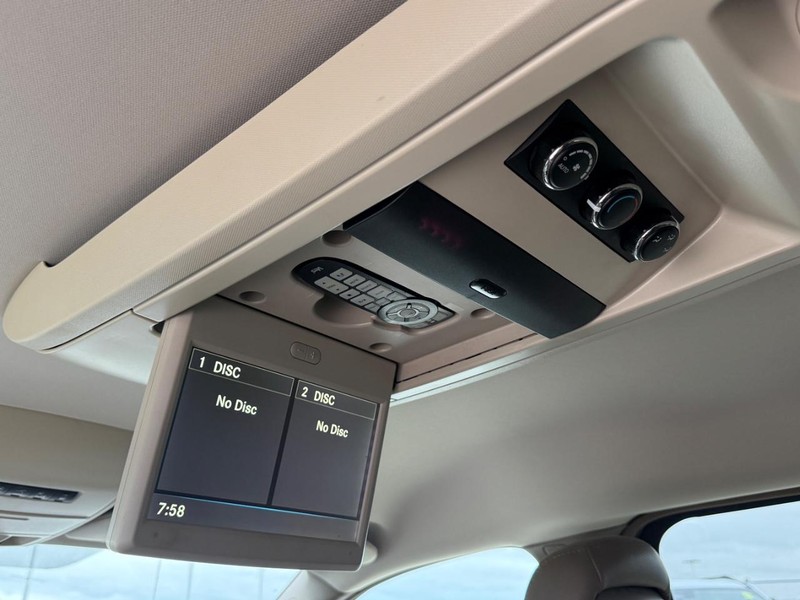 Chrysler Town & Country Vehicle Full-screen Gallery Image 12