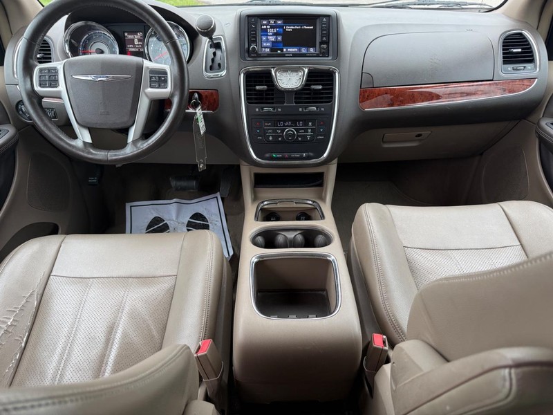 Chrysler Town & Country Vehicle Full-screen Gallery Image 13
