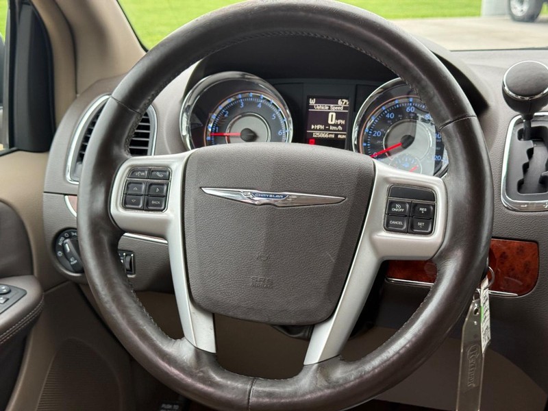 Chrysler Town & Country Vehicle Full-screen Gallery Image 14