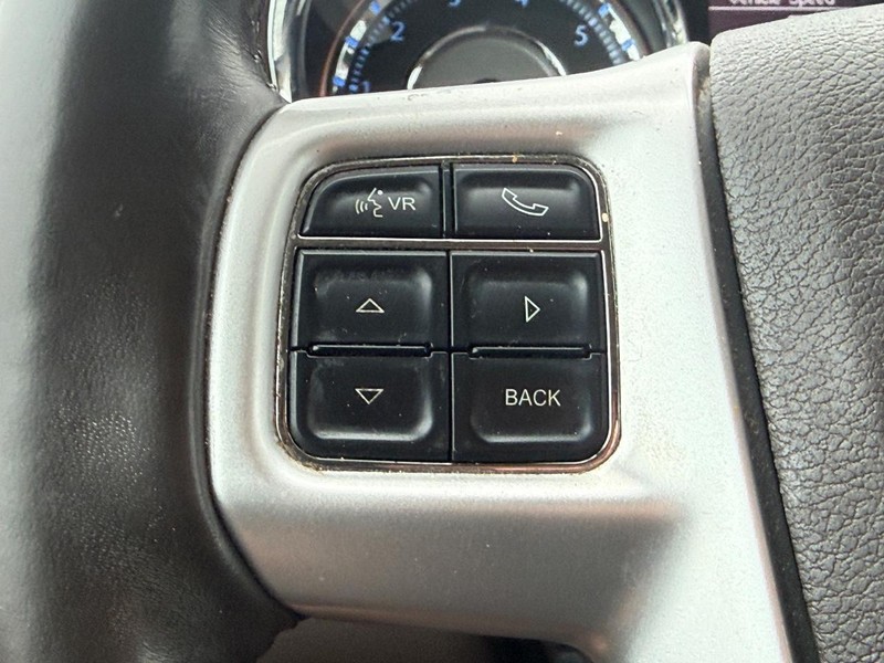 Chrysler Town & Country Vehicle Full-screen Gallery Image 15