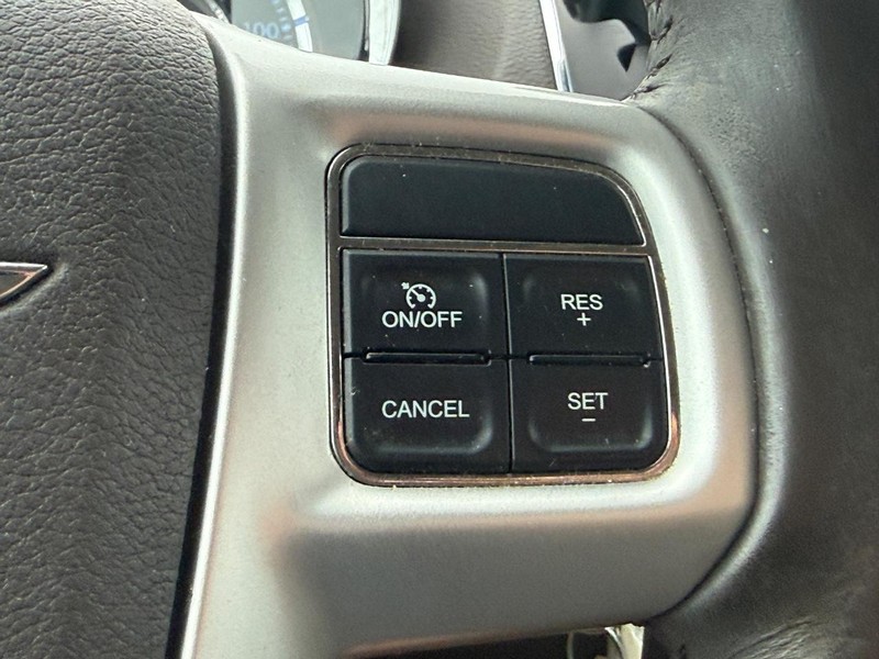 Chrysler Town & Country Vehicle Full-screen Gallery Image 16