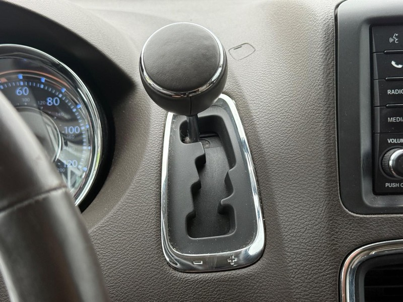 Chrysler Town & Country Vehicle Full-screen Gallery Image 17