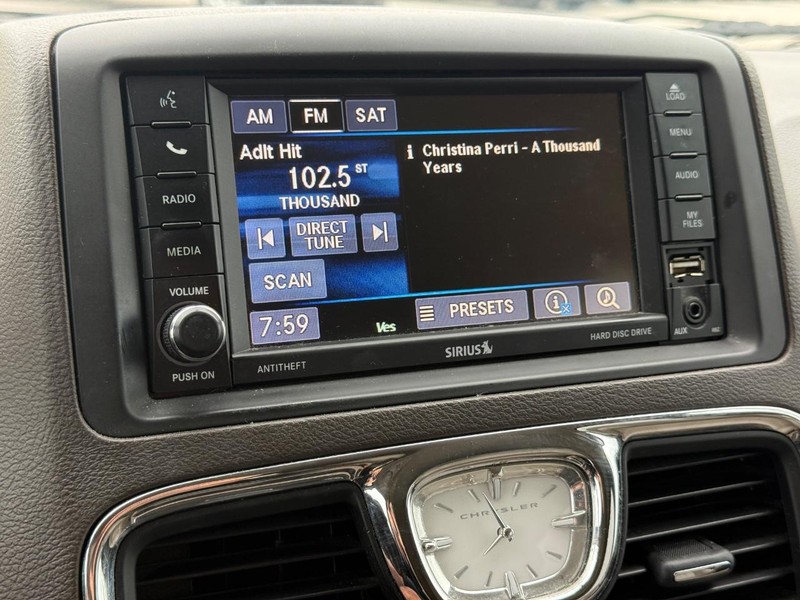 Chrysler Town & Country Vehicle Full-screen Gallery Image 18