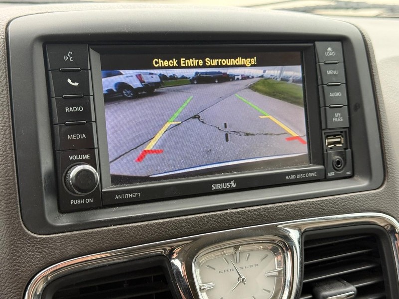 Chrysler Town & Country Vehicle Full-screen Gallery Image 19