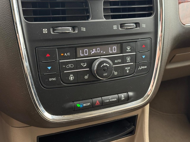 Chrysler Town & Country Vehicle Full-screen Gallery Image 20