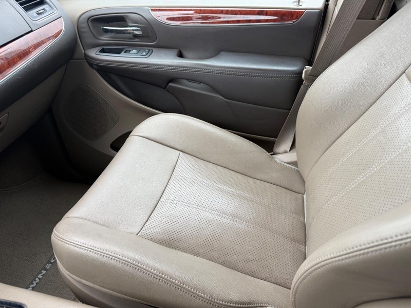 Chrysler Town & Country Vehicle Full-screen Gallery Image 21