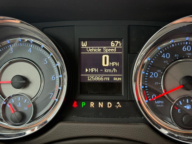 Chrysler Town & Country Vehicle Full-screen Gallery Image 22