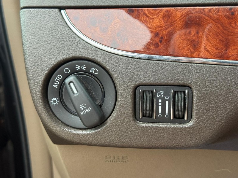 Chrysler Town & Country Vehicle Full-screen Gallery Image 23