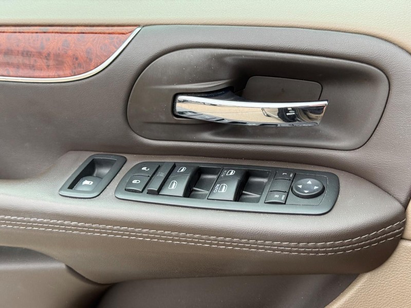 Chrysler Town & Country Vehicle Full-screen Gallery Image 24