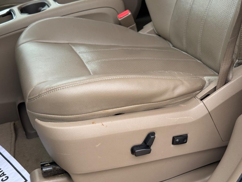 Chrysler Town & Country Vehicle Full-screen Gallery Image 25