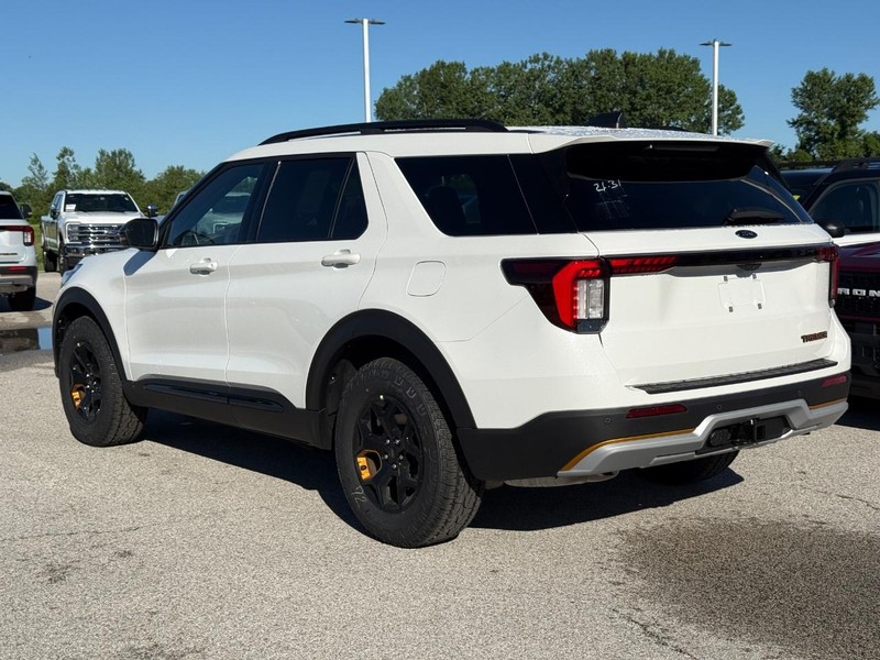 Ford Explorer Vehicle Full-screen Gallery Image 3