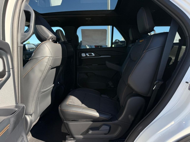 Ford Explorer Vehicle Full-screen Gallery Image 6