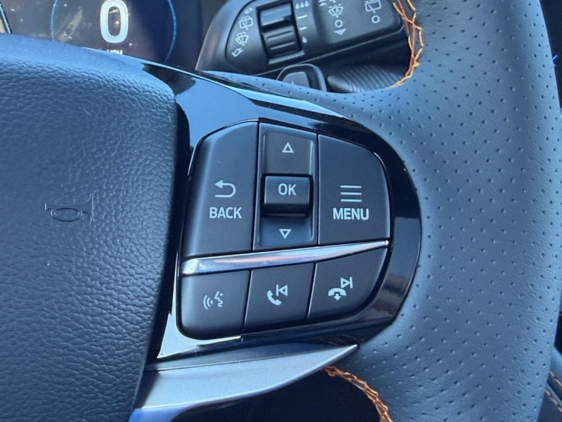 Ford Explorer Vehicle Full-screen Gallery Image 12