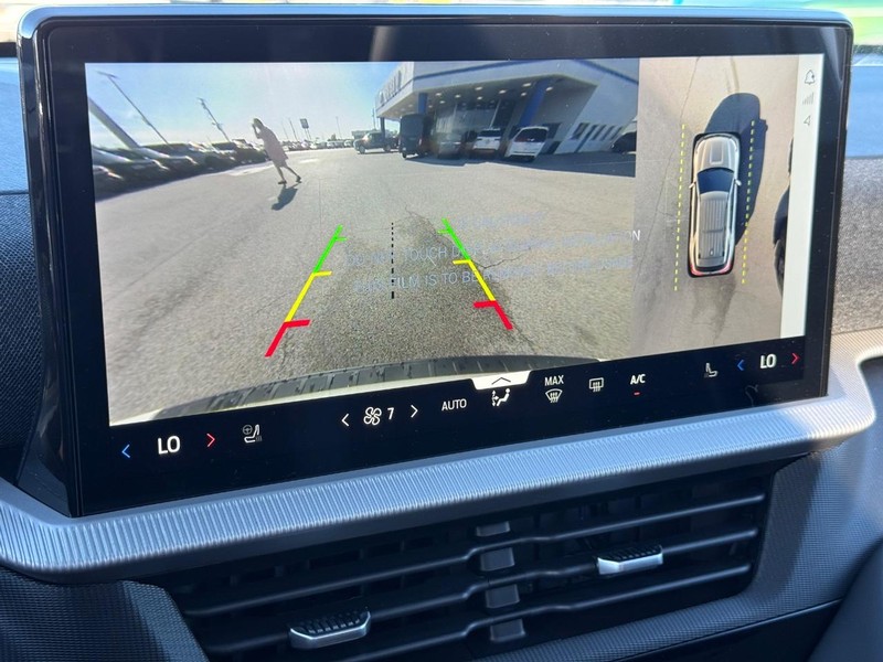 Ford Explorer Vehicle Full-screen Gallery Image 15