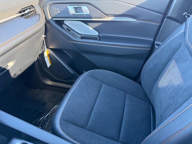 Ford Explorer Vehicle Full-screen Gallery Image 18