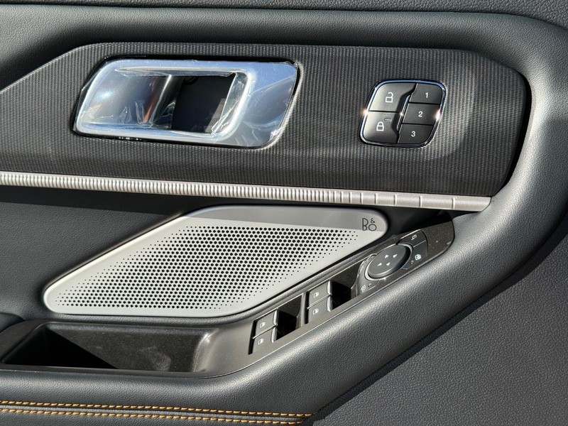 Ford Explorer Vehicle Full-screen Gallery Image 20