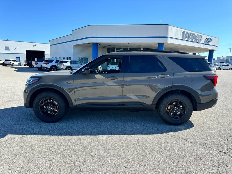 Ford Explorer Vehicle Full-screen Gallery Image 2