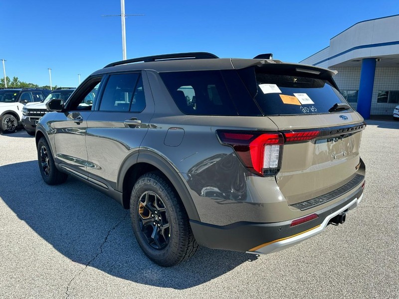 Ford Explorer Vehicle Full-screen Gallery Image 3