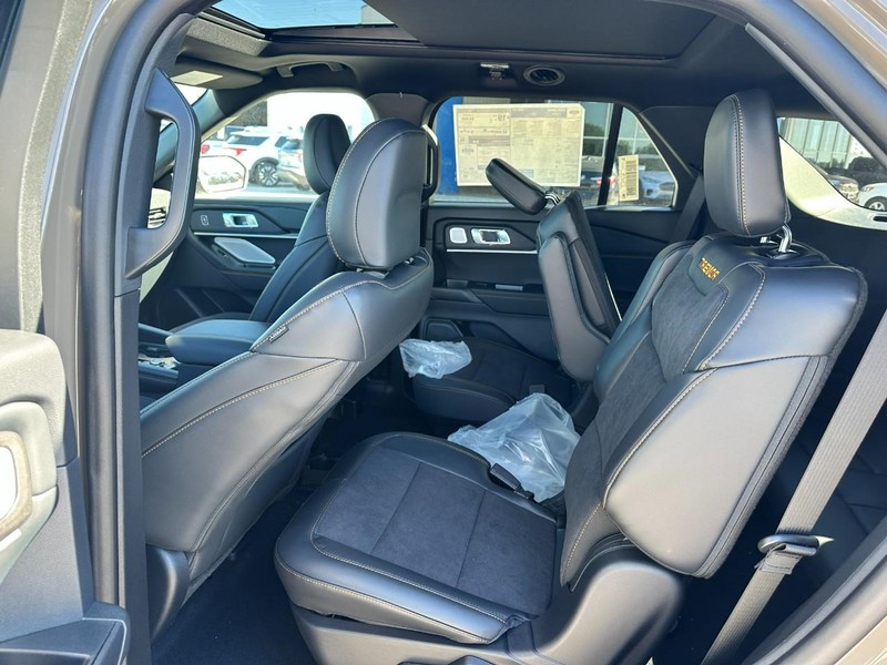 Ford Explorer Vehicle Full-screen Gallery Image 5