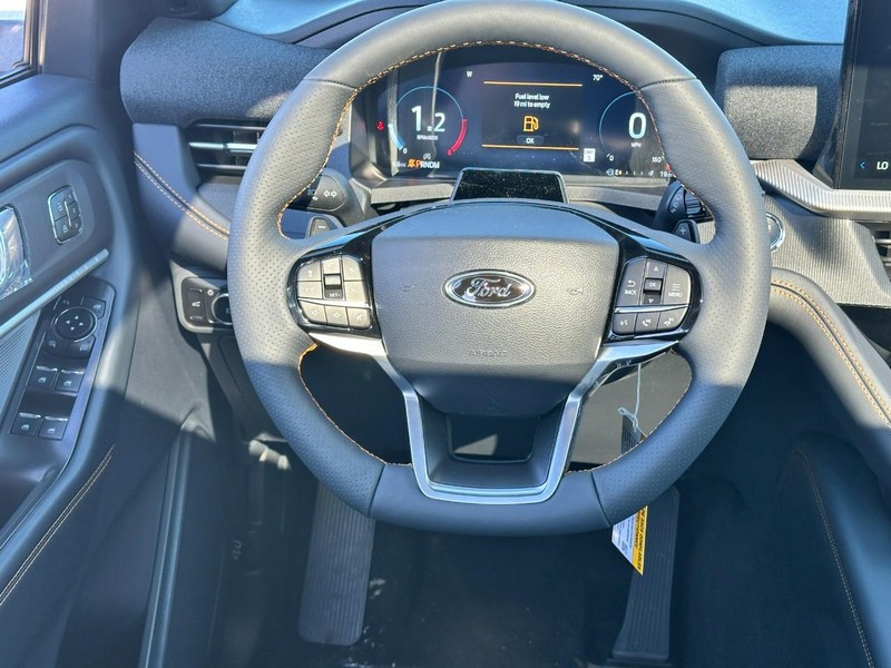 Ford Explorer Vehicle Full-screen Gallery Image 8