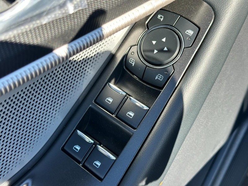 Ford Explorer Vehicle Full-screen Gallery Image 11