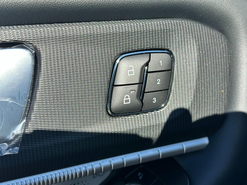 Ford Explorer Vehicle Full-screen Gallery Image 12