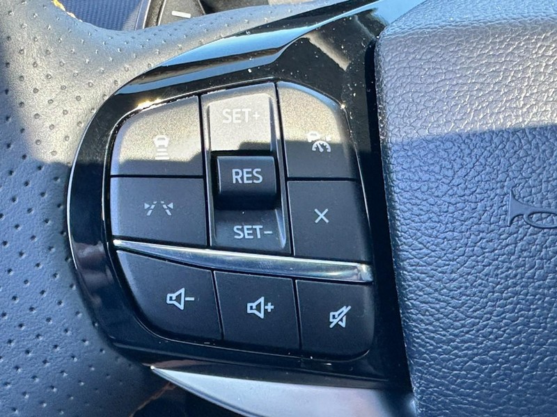 Ford Explorer Vehicle Full-screen Gallery Image 14