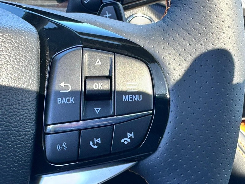 Ford Explorer Vehicle Full-screen Gallery Image 15