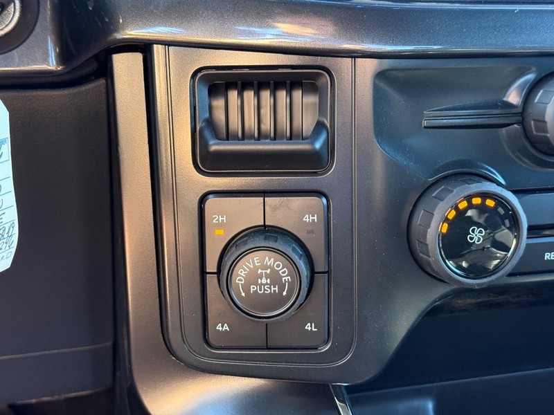 Ford F-150 Vehicle Full-screen Gallery Image 12