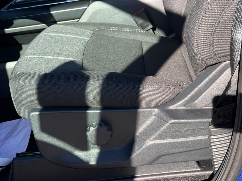 Ford F-150 Vehicle Full-screen Gallery Image 18