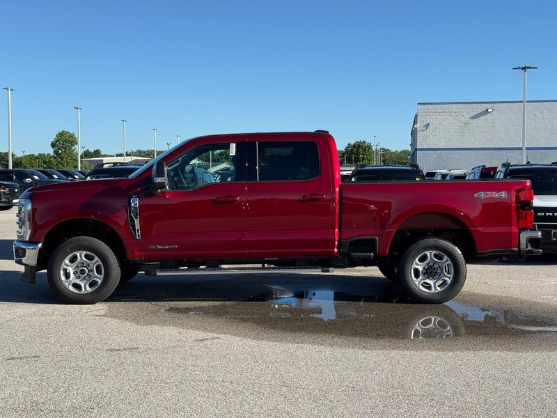 Ford Super Duty F-350 SRW Vehicle Full-screen Gallery Image 2