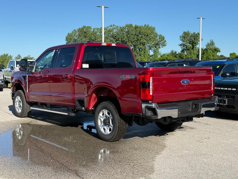 Ford Super Duty F-350 SRW Vehicle Full-screen Gallery Image 3