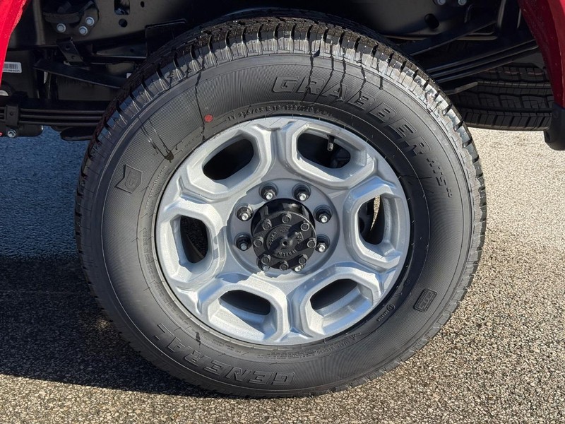 Ford Super Duty F-350 SRW Vehicle Full-screen Gallery Image 4