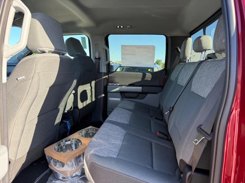 Ford Super Duty F-350 SRW Vehicle Full-screen Gallery Image 5