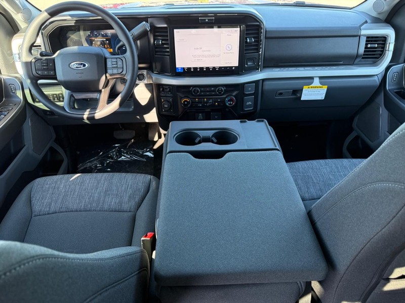 Ford Super Duty F-350 SRW Vehicle Full-screen Gallery Image 6