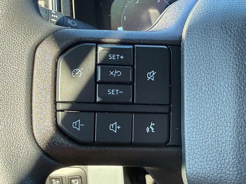 Ford Super Duty F-350 SRW Vehicle Full-screen Gallery Image 8