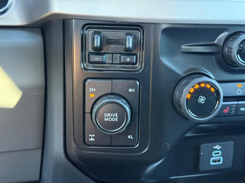 Ford Super Duty F-350 SRW Vehicle Full-screen Gallery Image 12